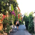 Le Ponteil 2* أنتيب